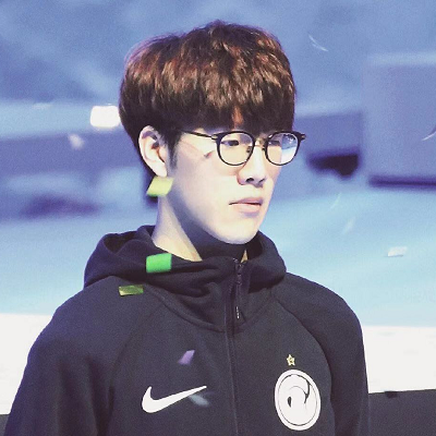 iG下路Ahn分享外滩游客照：上海~三年前梦开始的地方！